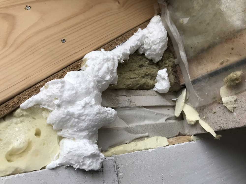 Dakvoet detail met slechte uitvoering, dit detail is niet luchtdicht en zeker niet losmaakbaar.