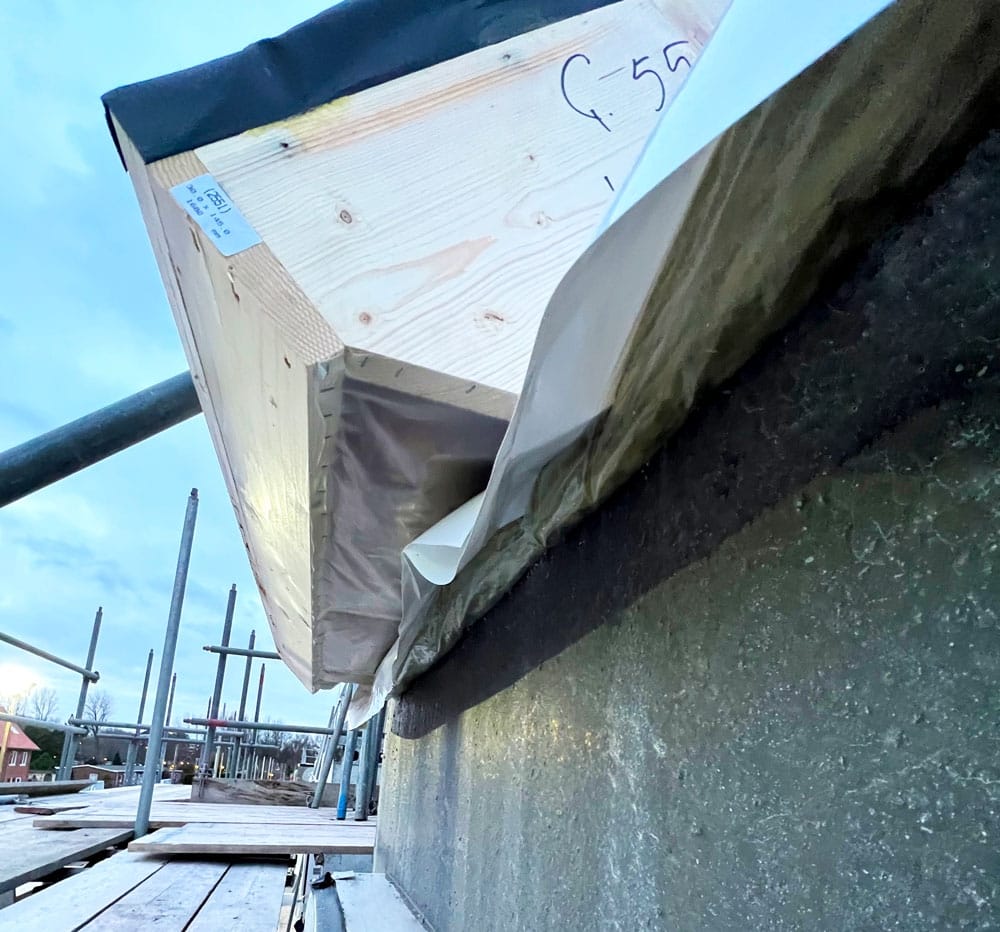 Airtight dakvoetisolatie voor een luchtdichte aansluiting tussen het dakelement en de bouwmuur/gevel.